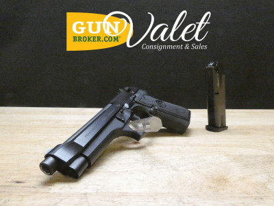 Beretta 92FS - 9mm - 92 FS - 92FS - MFG 2004 - Classic Italian Semi w/ Mag